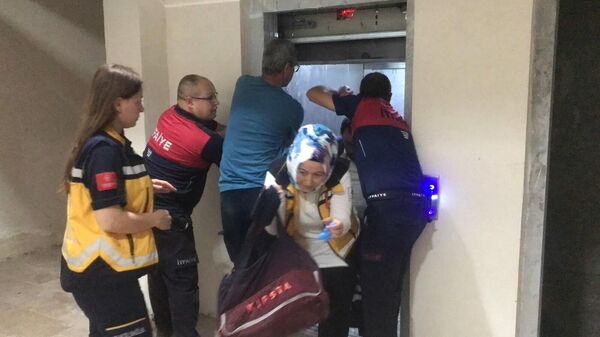 İhbara giden 112 Acil Servis asansörde kaldı, mahsur kalan ekibi kurtarmak için itfaiye geldi - Sputnik Türkiye