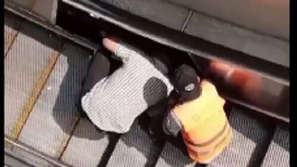 Yürüyen merdivende kaza: Merdiven boşluğuna düştü - Sputnik Türkiye