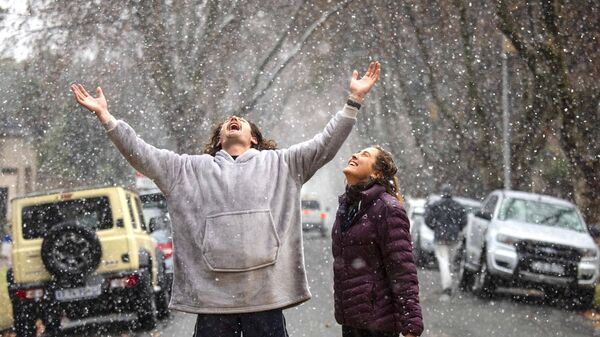 Johannesburg’a 2012 yılından bu yana ilk kez kar yağdı - Sputnik Türkiye