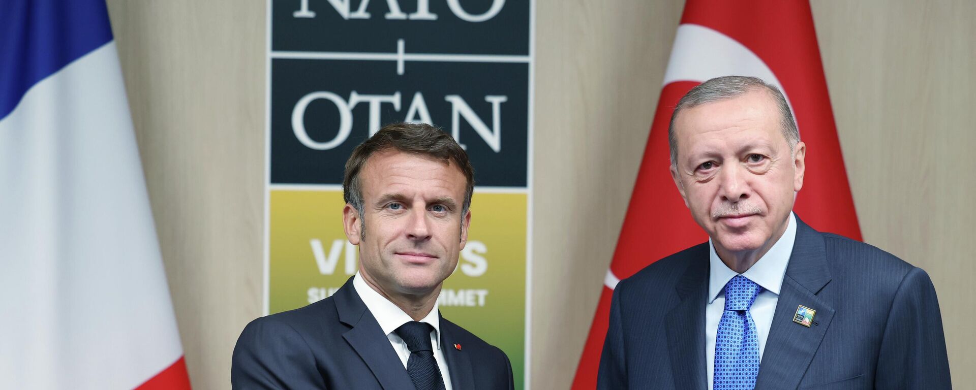 Cumhurbaşkanı Erdoğan, Litvanya'daki NATO Zirvesi kapsamında Fransa Cumhurbaşkanı Macron ile bir araya geldi. - Sputnik Türkiye, 1920, 15.09.2023