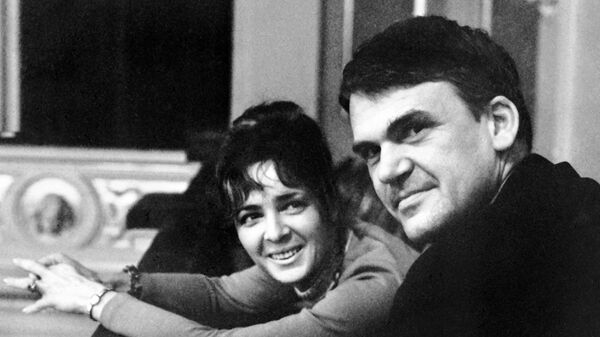 Ünlü Çek yazar Milan Kundera ile eşi Vera Hrabankova, Ekim 1973'te Prag'da  - Sputnik Türkiye