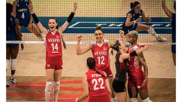 A Milli Kadın Voleybol Takımı, FIVB Milletler Ligi Finalleri'nin çeyrek finalinde İtalya'yı 3-0 yenerek yarı finalist oldu - Sputnik Türkiye