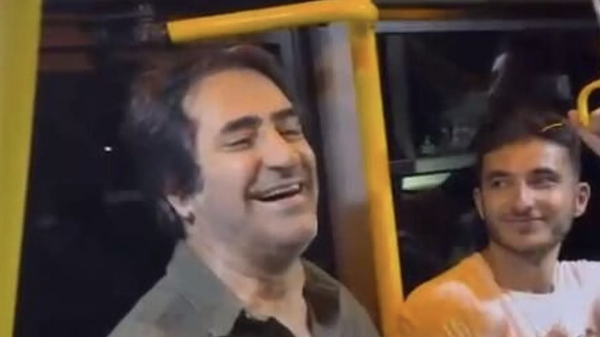 Taksi bulamayınca minibüse binen Mahsun Kırmızıgül'den yolculara konser - Sputnik Türkiye