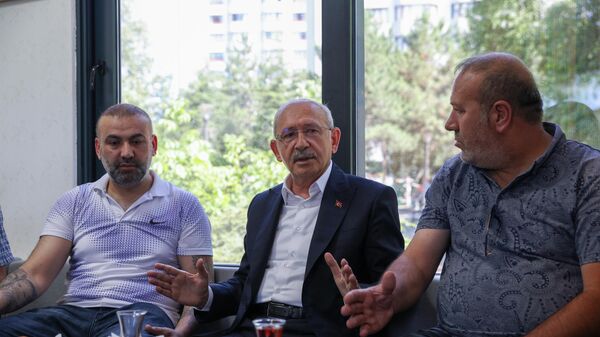 CHP lideri Kemal Kılıçdaroğlu, beraberindeki heyetle Çankaya'daki Metiş Birlik taksi durağını ziyaret ederek taksicilerin sorunlarını dinledi. - Sputnik Türkiye