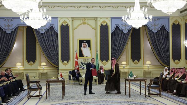 Cumhurbaşkanı Recep Tayyip Erdoğan, Suudi Arabistan'daki temaslarını sürdürüyor. Erdoğan'ın Cidde'de gerçekleştirdiği temaslara istinaden Türkiye ile Suudi Arabistan arasında 5 yeni anlaşma imzalandı. - Sputnik Türkiye