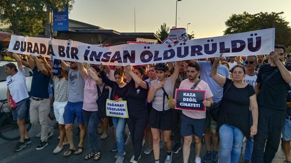 Bostancı'da toplanan bisikletliler, trafik kazalarında hayatını kaybeden arkadaşları için eylem yaptı - Sputnik Türkiye