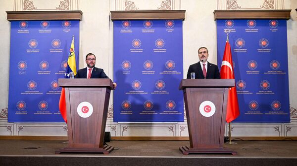 Dışişleri Bakanı Hakan Fidan, Türkiye'yi ziyaret eden Venezüella Dışişleri Bakanı Yvan Gil ile Dışişleri Bakanlığı İstanbul Temsilciliği'ndeki görüşmesinin ardından düzenlenen ortak basın toplantısında konuştu. - Sputnik Türkiye