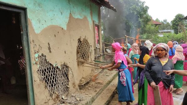 Hindistan'da kadınlar, çete tacizi görüntülerindeki baş şüphelinin evini ateşe verdi - Sputnik Türkiye