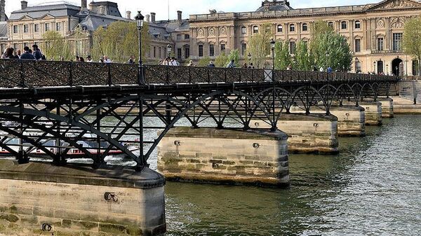 Fransa başkenti Paris'te Seine Nehri üzerindeki köprülerden biri - Sputnik Türkiye