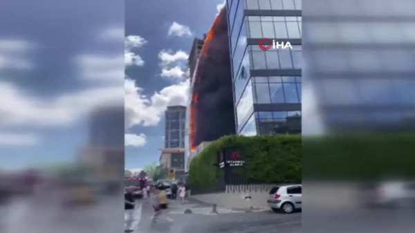 Ataşehir'de 17 katlı binada yangın - Sputnik Türkiye