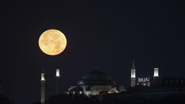Ağustos ayında nadir görülen ve dün gece gükyüzünde görsel şölen oluşturan Süper Ay'ın 2032'ye kadar bir daha görülmeyeceği belirtildi. - Sputnik Türkiye
