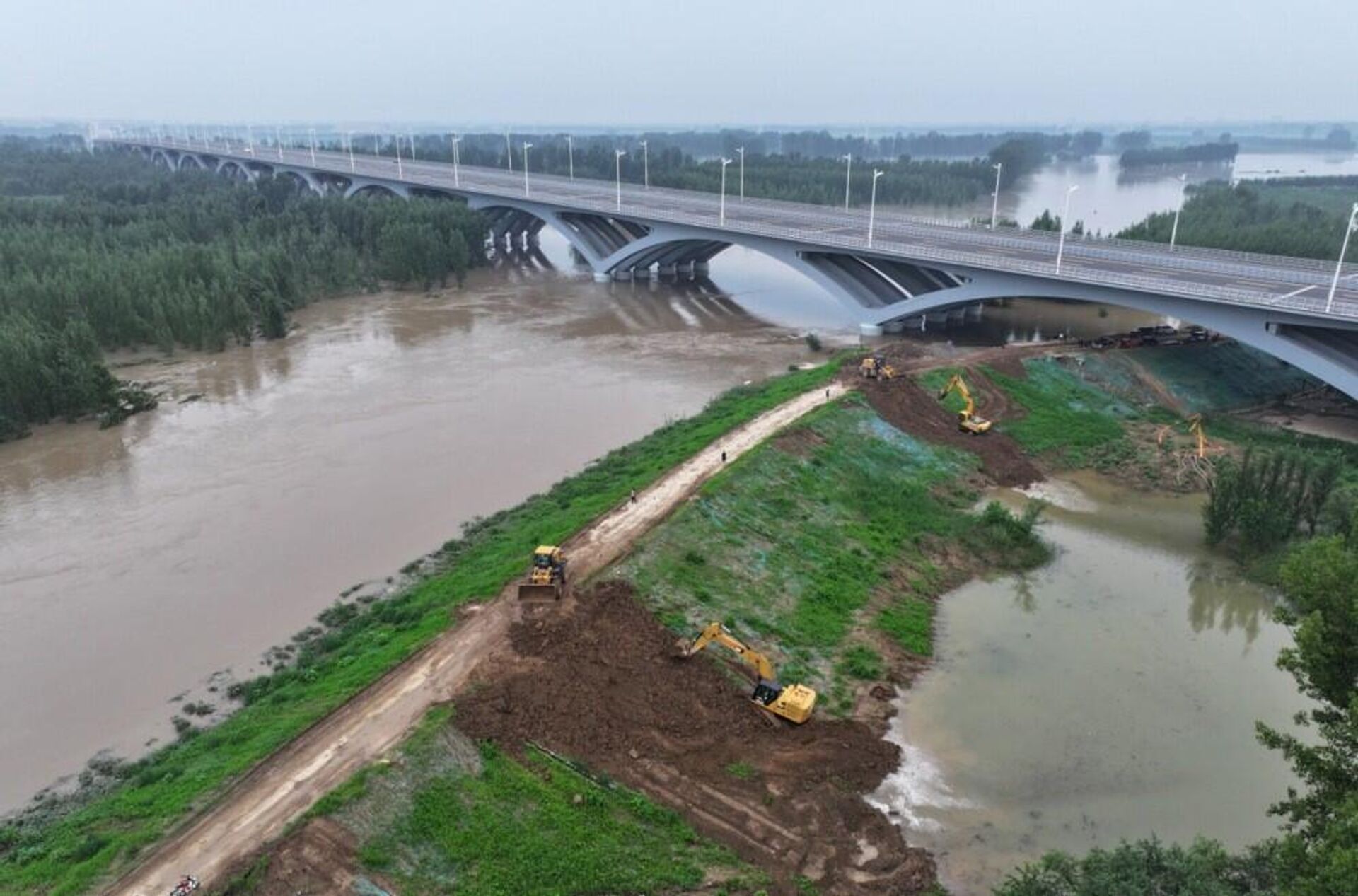 Çin’in Hebei eyaletinde etkili olan şiddetli yağışların ardından meydana gelen selde 10 kişi hayatını kaybetti, 18 kişi kayboldu.
 - Sputnik Türkiye, 1920, 05.08.2023