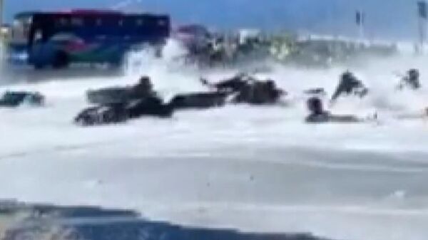 Maldivler’de sahile vuran şiddetli dalga motosiklet sürücüleri ile yolda yürüyen insanları yerde sürükledi. Dalganın otoyolda araçları ve insanları alıp götürdüğü anlar anbean kameraya yansıdı. - Sputnik Türkiye