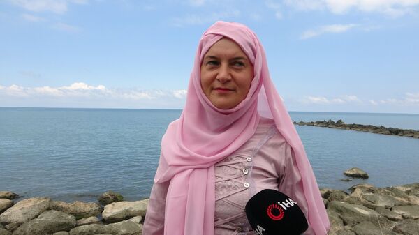 Giresun'da girdiği denizde akıntıya kapılan 41 yaşındaki Feyza Alya Turan, 7.5 saat boyunca suda yaşam mücadelesi verdiğini belirterek başından geçen o anları anlattı. - Sputnik Türkiye