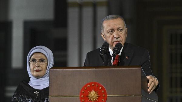 Cumhurbaşkanı Recep Tayyip Erdoğan ile eşi Emine Erdoğan Cumhurbaşkanlığı Külliyesi'nde düzenlenen 30 Ağustos Zafer Bayramı Konseri'ne katılarak bir konuşma yaptı. - Sputnik Türkiye