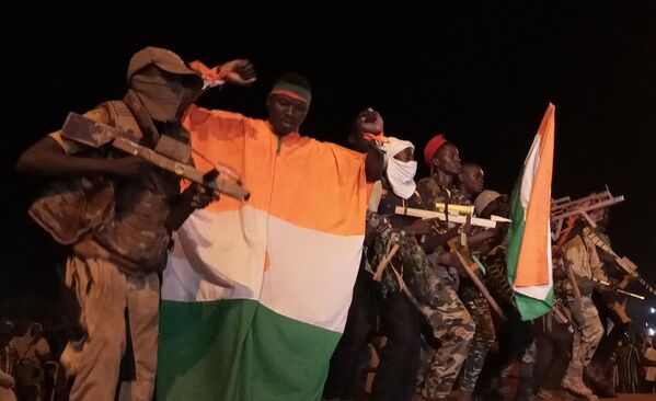 Bunun üzerine Nijer Dışişleri Bakanlığı, Büyükelçi Itte&#x27;nin dokunulmazlığının kaldırıldığını ve polis güçleri tarafından sınır dışı edileceğini duyurmuştu.  Itte hala Nijer topraklarında bulunuyor. - Sputnik Türkiye