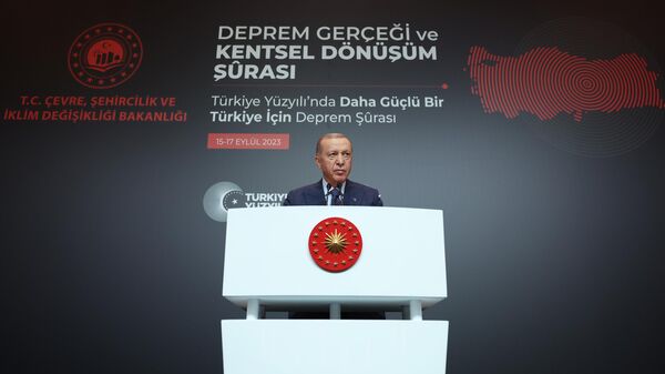 Cumhurbaşkanı Recep Tayyip Erdoğan, Hilton Bomonti Hotel'de Deprem Gerçeği ve Kentsel Dönüşüm Şurası'na katılarak konuşma yaptı.  - Sputnik Türkiye