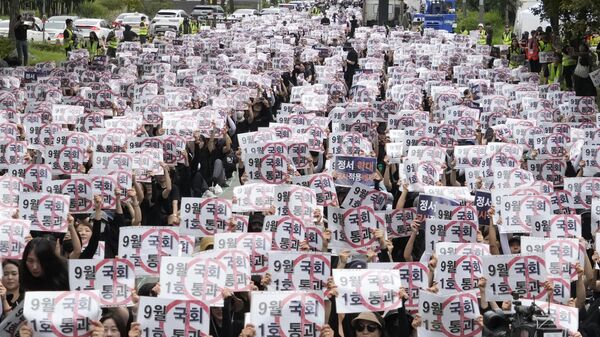 Güney Kore'de binlerce öğretmen velilere karşı toplandı - Sputnik Türkiye