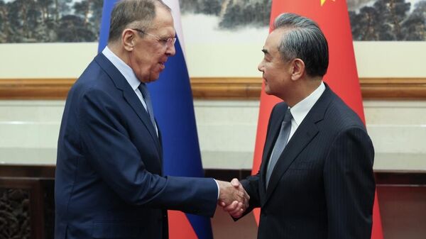 Rusya Dışişleri Bakanı Sergey Lavrov, Çin Dışişleri Bakanı Vang Yi - Sputnik Türkiye