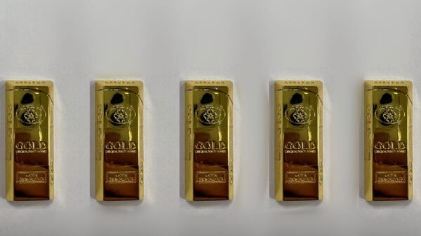 İstanbul'un farklı ilçelerinde, külçe altın görünümlü çakmakları gerçek gibi satarak 49 bin lira ve 1500 dolar haksız kazanç elde eden şüpheli yakalandı. İstanbul Emniyet Müdürlüğü ekipleri, 7 Ekim'de Beylikdüzü Adnan Kahveci Mahallesi'nde A.K’yi inandırarak külçe altın görünümlü çakmağı 18 bin 200 liraya satan şüpheli hakkında çalışma başlattı.  - Sputnik Türkiye
