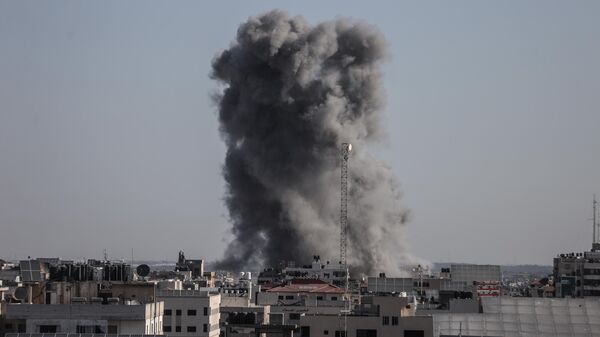 İsrail ordusunun Gazze Şeridi'ndeki Nuseyrat Mülteci Kampı'nda bulunan çarşıyı bombaladı - Sputnik Türkiye