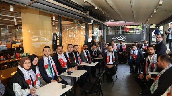 AK Parti Gençlik Kolları’ndan Amerikan kahve zincirinde eylem: Yarım saat oturarak yer kapattılar - Sputnik Türkiye