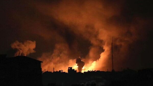 İsrail ordusu, abluka altındaki Gazze Şeridi’ne 7 Ekim’den bu yanaki en şiddetli hava saldırılarını düzenliyor. Hava saldırıları sonucu Gazze kentinin farklı bölgelerinden alev dumanlar yükseldi.
 - Sputnik Türkiye