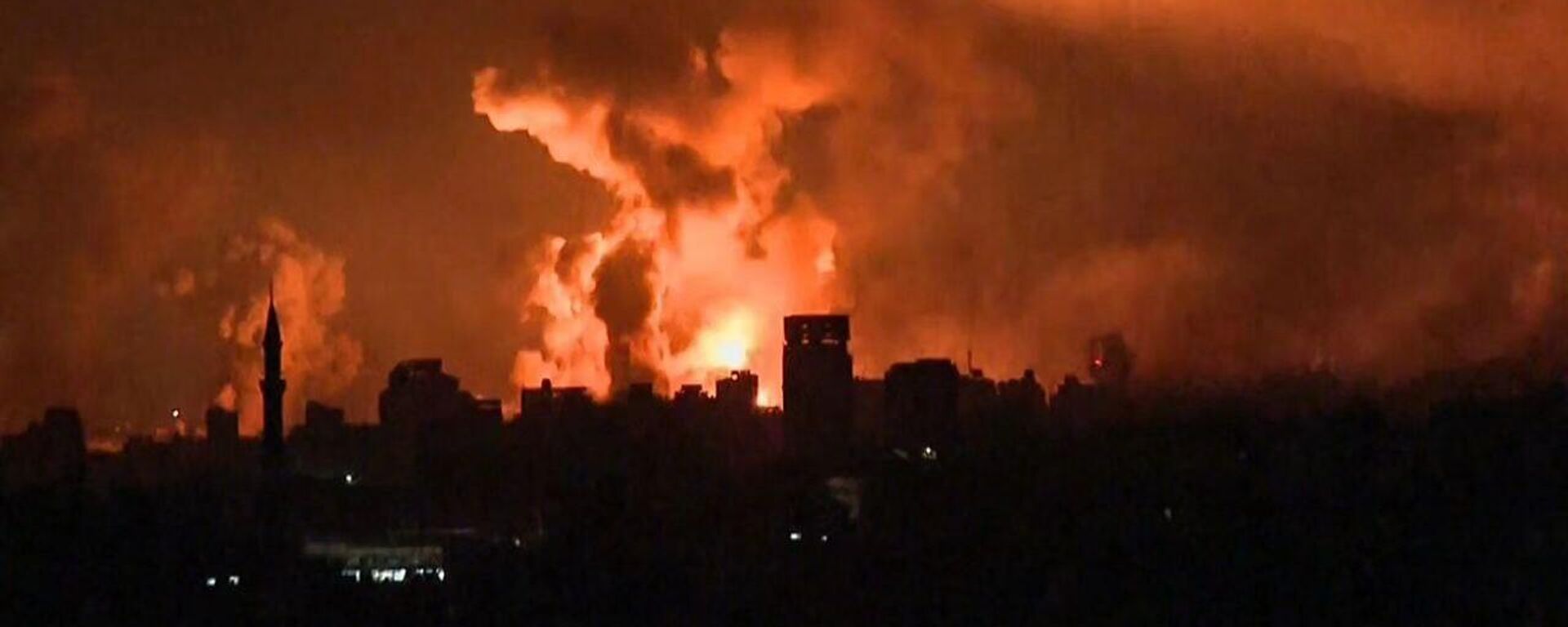 İsrail ordusu, abluka altındaki Gazze Şeridi’ne 7 Ekim’den bu yanaki en şiddetli hava saldırılarını düzenliyor. Hava saldırıları sonucu Gazze kentinin farklı bölgelerinden alev dumanlar yükseldi.
 - Sputnik Türkiye, 1920, 03.01.2024