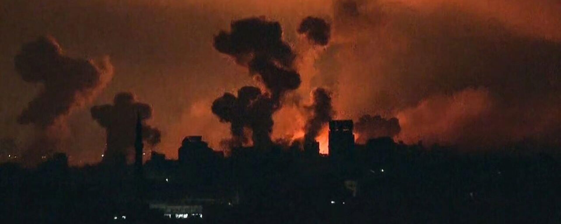 İsrail ordusu, abluka altındaki Gazze Şeridi’ne 7 Ekim’den bu yanaki en şiddetli hava saldırılarını düzenliyor. Hava saldırıları sonucu Gazze kentinin farklı bölgelerinden alev dumanlar yükseldi.
 - Sputnik Türkiye, 1920, 28.10.2023