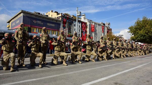 Kastamonu'da 29 Ekim Cumhuriyet Bayramı kutlamalarında komando birliği tüfekleriyle gösteri yaparak, Türkiye Cumhuriyeti'nin kurucusu Mustafa Kemal Atatürk'ün oynadığı zeybek oyununu oynadı. - Sputnik Türkiye