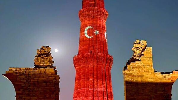 13. yüzyılda Delhi Sultanlığı'nca inşa edilen, Hindistan'ın başkenti Yeni Delhi’nin ikonik yapılarından olan UNESCO Dünya Mirası Kutub Minar, Cumhuriyeti'nin 100. yılı anısına Türk bayrağıyla aydınlatıldı.  - Sputnik Türkiye