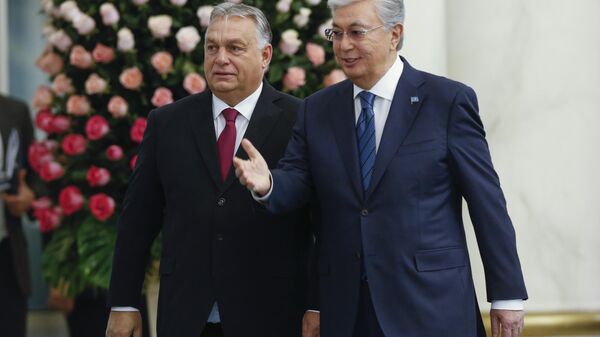 Kazakistan Cumhurbaşkanı Kasım Cömert Tokayev Macaristan Başbakanı Viktor Orban - Sputnik Türkiye