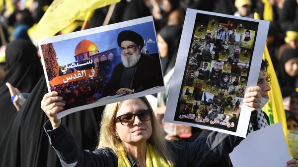 Hizbullah Genel Sekreteri Hasan Nasrallah, 7 Ekim'den bu yana ilk kez Lübnanlılara hitaben video konferans aracılığıyla konuştu. Beyrut'un güneyindeki Dahiye bölgesinde toplanan yüzlerce Hizbullah destekçisi, konuşmayı ekranlardan dinledi.  - Sputnik Türkiye