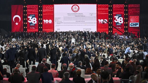 CHP'nin genel başkanlık seçimi salt çoğunluk sağlanamadığı için ikinci tura kaldı. Partililer, kurultaya ilgi gösterdi.  - Sputnik Türkiye