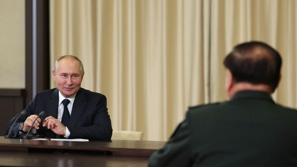 Rusya Devlet Başkanı Putin Çin Merkez Askerî Komisyonu Başkan Yardımcısı Cang Youşia  - Sputnik Türkiye