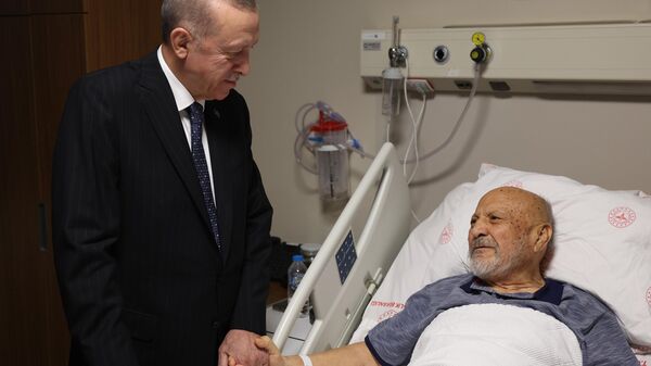 Cumhurbaşkanı Recep Tayyip Erdoğan, eski Devlet Bakanı Hasan Aksay'ı tedavi gördüğü hastanede ziyaret etti. - Sputnik Türkiye
