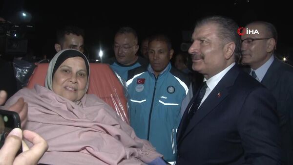 Gazze Şeridi’nden Türkiye'ye getirilecek 27 hastayı taşıyan uçak Mısır'dan havalandı - Sputnik Türkiye