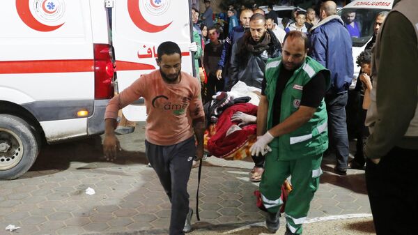 İsrail ordusunun Gazze Şeridi'ne saldırıları 43. gününde artarak sürüyor. Gazze'nin Bureyc Mülteci Kampı'na düzenlenen saldırı sonucu yararlanan Filistinliler, tedavi için Aksa Şehitleri Hastanesi'ne getirildi.
 - Sputnik Türkiye
