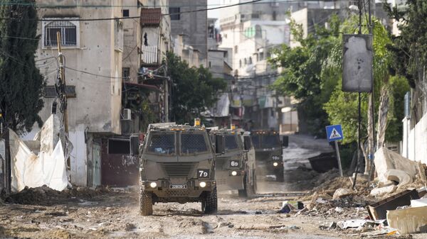 İsrail askeri araçları Batı Şeria'nın Tulkarem kasabasında görülüyor. - Sputnik Türkiye