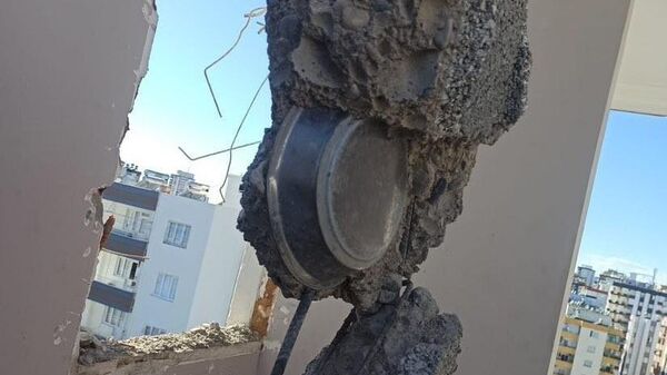 Ağır hasarlı binanın kolonundan menemen tepsisi çıktı - Sputnik Türkiye