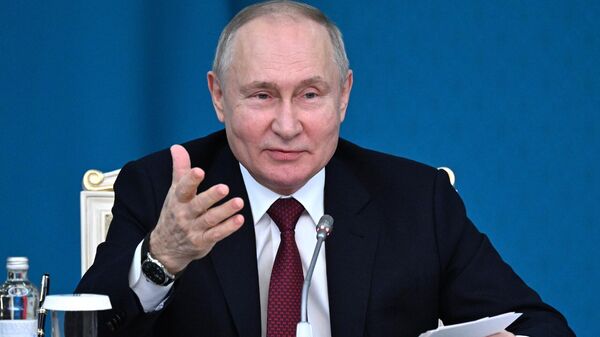 Rusya Devlet Başkanı Vladimir Putin gülümseme - Sputnik Türkiye
