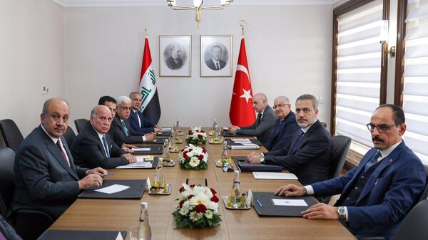Türkiye ve Irak heyetlerinin, Irak'ın ve bölgenin kalkınmasına katkı sağlayacağı değerlendirilen Kalkınma Yolu Projesi'nin bir an evvel hayata geçirilmesi için atılması gereken adımları istişare ettiği bildirildi. - Sputnik Türkiye