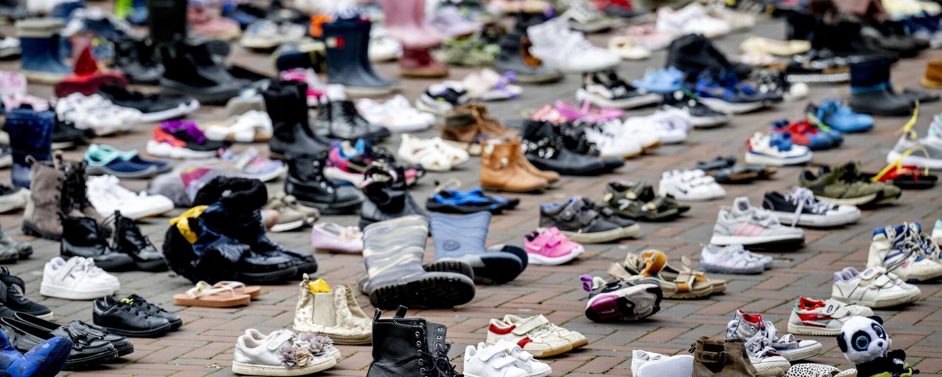 Hollanda'da, İsrail'in katlettiği Filistinli çocuklar için yaklaşık 8 bin çift ayakkabı bırakıldı - Sputnik Türkiye, 1920, 21.12.2023