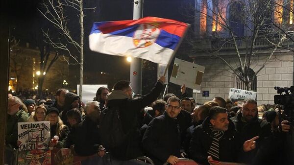  Sırbistan'da seçim sonuçlarına itiraz eden muhalefet partileri, başkent Belgrad'daki protestolarını bugün de sürdürdü. - Sputnik Türkiye