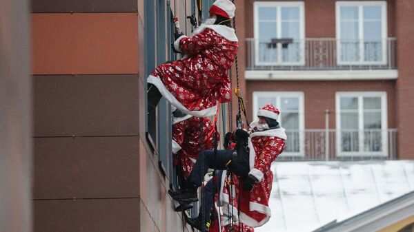 Rusya'nın başkenti Moskova'da onlarca Noel Baba, Morozovskaya Çocuk Hastenesi'nin çatılarından iplerle inerek hastanede tedavileri devem eden çocukları sevindirdi.
 - Sputnik Türkiye