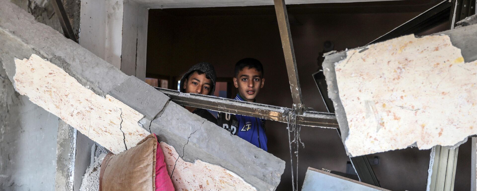 İsrail ordusu, abluka altındaki Gazze Şeridi'nde son 24 saatte 100'den fazla yere saldırı düzenlediğini bildirdi. Refah kentine düzenlenen saldırı sonucu binalarda ağır hasar meydana geldi. Bölge sakinleri, enkaz arasında kullanılabilir durumdaki eşyaları aradı.  - Sputnik Türkiye, 1920, 20.01.2024