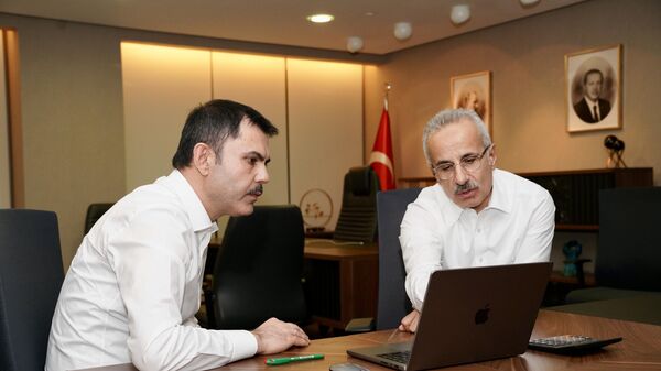 Murat Kurum, Uraloğlu ile bir araya geldi: 'Ulaşım çilesi bitene kadar durmayacağız' - Sputnik Türkiye
