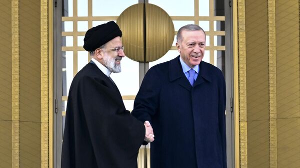 Cumhurbaşkanı Recep Tayyip Erdoğan, Türkiye'ye ziyarette bulunan İran Cumhurbaşkanı İbrahim Reisi ile - Sputnik Türkiye