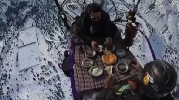 Yamaç paraşütü pilotu 2 bin 500 metre yükseklikte kahvaltı sofrası kurdu - Sputnik Türkiye
