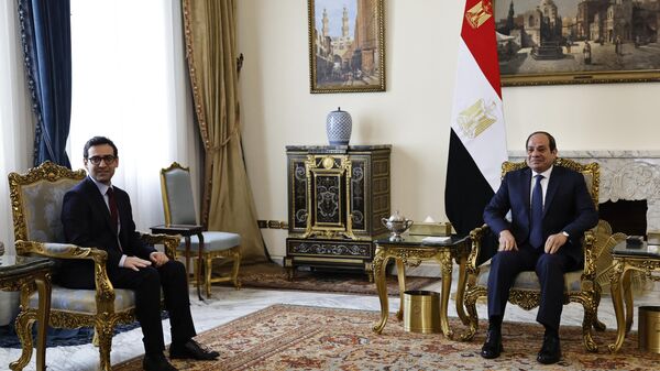Fransa Dışişleri Bakanı Stephane Sejourne Mısır Cumhurbaşkanı Abdulfettah es-Sisi ile - Sputnik Türkiye